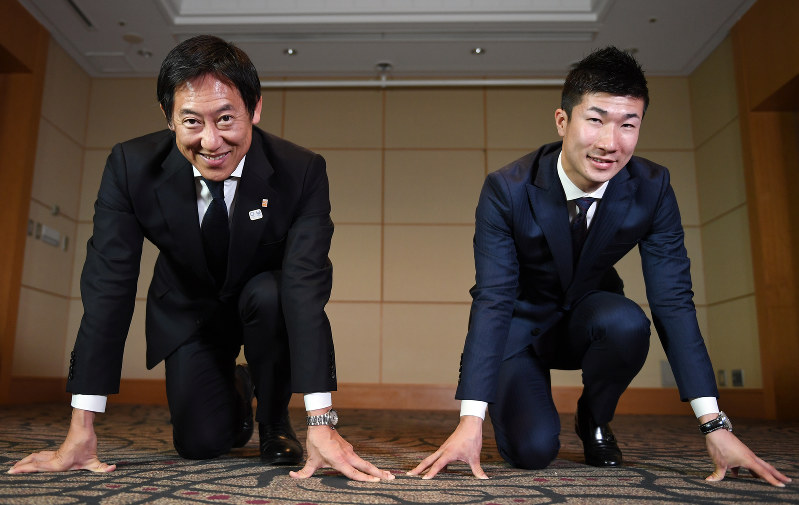 スタートのポーズをとる桐生祥秀選手(右)と鈴木大地・スポーツ庁長官=東京都渋谷区で中村藍撮影