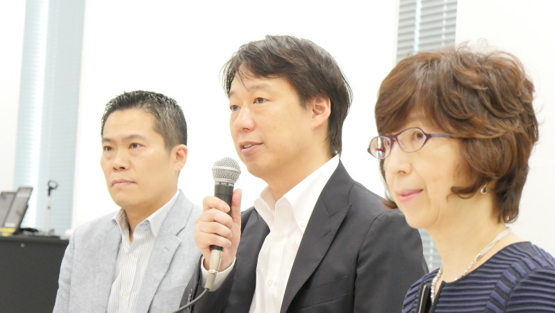 医療情報サイト「WELQ(ウェルク)」の再開断念を表明するDeNA守安功社長(中央)=2017年8月9日