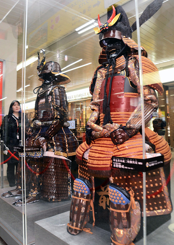 甲冑 初代藩主らのレプリカが登場 福山駅 来月末まで 広島 毎日新聞