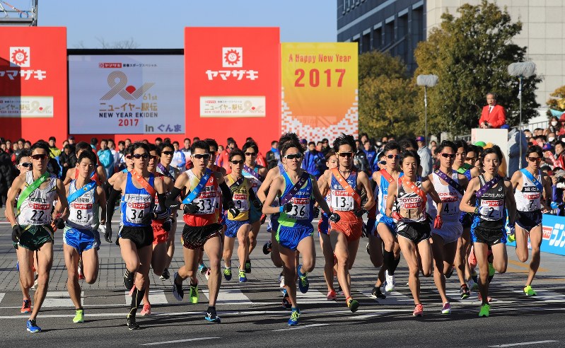 2017年のニューイヤー駅伝でいっせいにスタートする選手たち=同年1月1日撮影