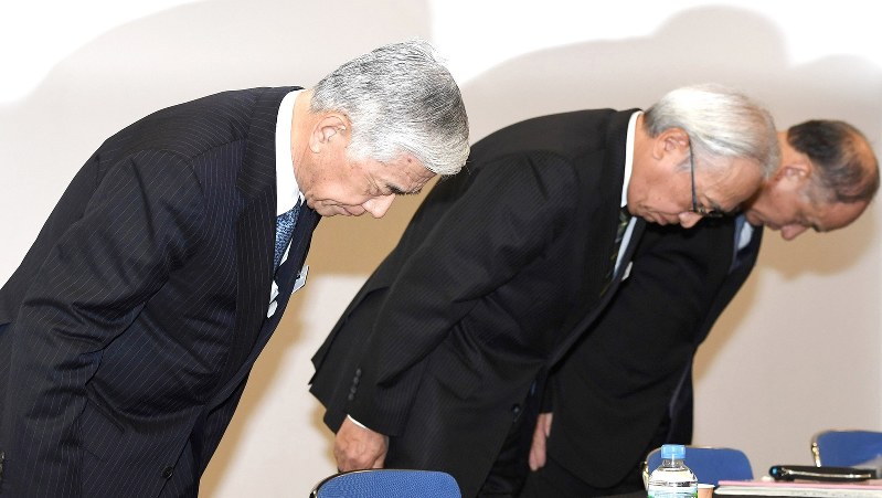 検査データの改ざん問題について謝罪する東レの日覚昭広社長(左)=2017年11月28日、竹内紀臣撮影