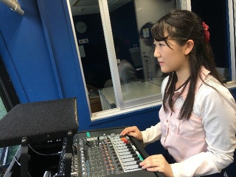 音響の準備をする白石さん=横須賀スタジアムで