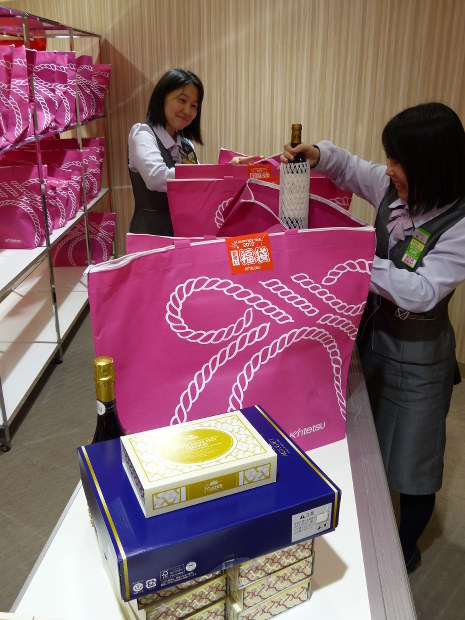 初売り 新年 街にぎわう 小倉井筒屋 ５５００人行列 福岡 毎日新聞