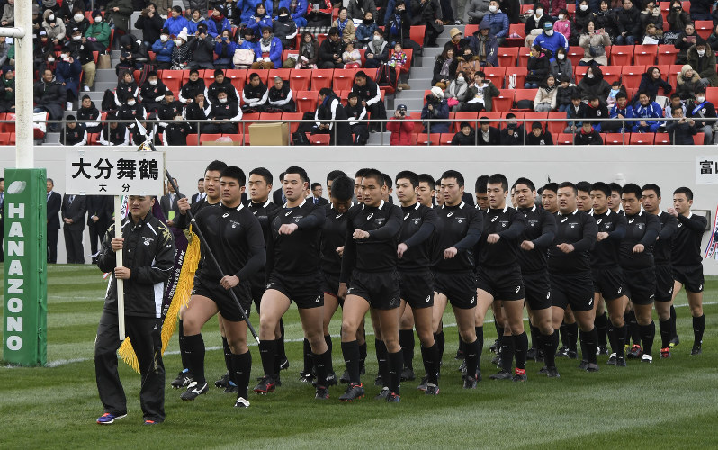 入場行進する大分舞鶴の選手たち