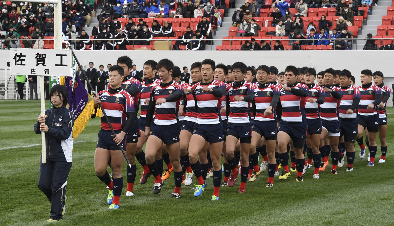入場行進する佐賀工の選手たち