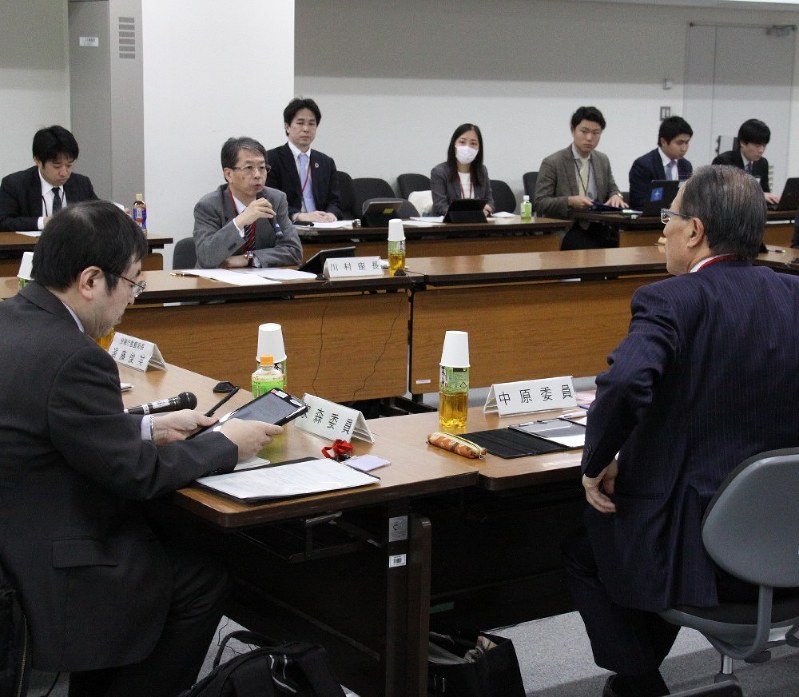 商工中金のあり方を考える有識者検討会で議論する委員=東京都千代田区の経済産業省で27日午前、片平知宏撮影