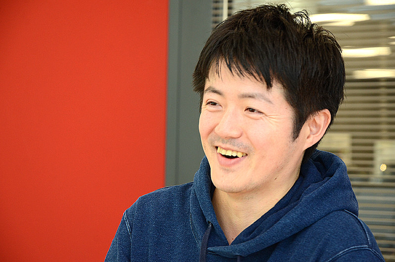 「受験生の心にはどんな言葉が届くんだろう」と考えながらインタビューに応じてくれた古田大輔さん=東京都千代田区のバズフィードジャパンで、中嶋真希撮影