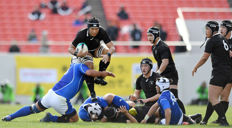 【大分舞鶴-朝明】前半、混戦から飛び出す大分舞鶴ナンバー8佐々木選手=大西岳彦撮影