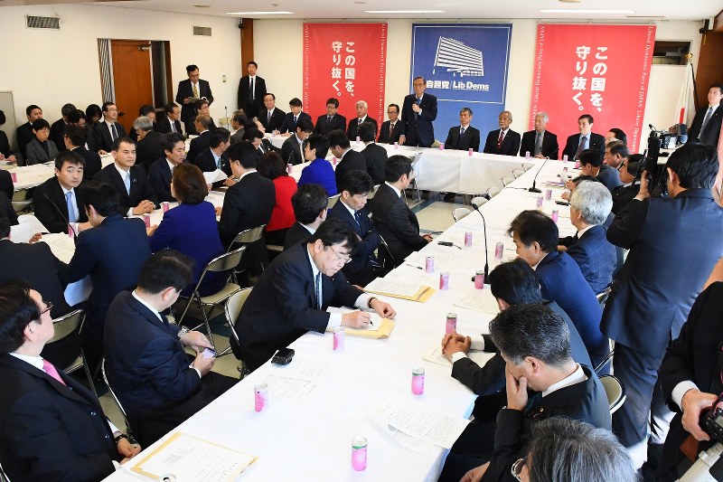 自民党本部で開かれた憲法改正推進本部の会合=2017年12月20日、川田雅浩撮影