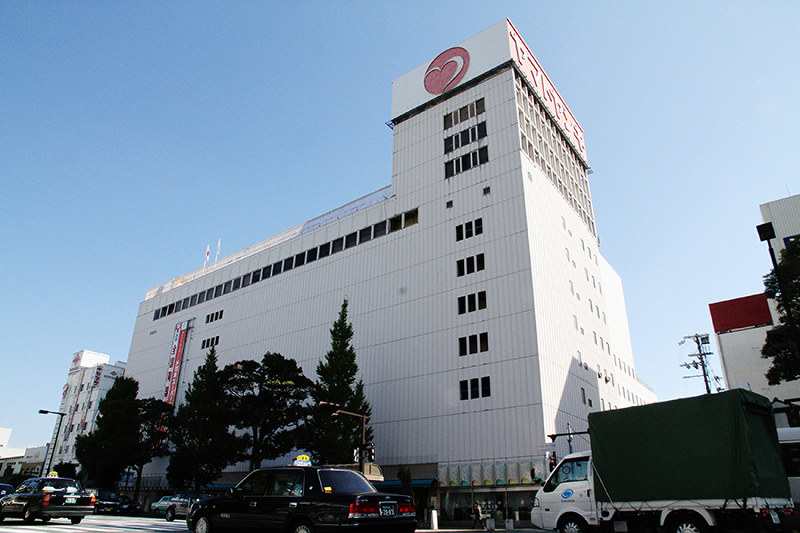 2018年2月28日の閉店が発表されたヤマトヤシキ姫路店。ヤマトヤシキは経営再建を模索している=姫路市二階町で、幸長由子撮影