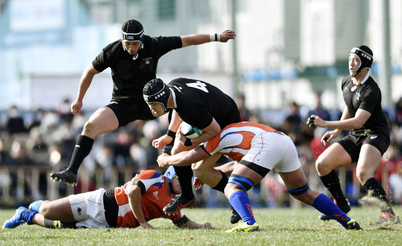 【中部大春日丘-大分舞鶴】前半、タックルを受けながらも突進する大分舞鶴FW田中隼斗選手