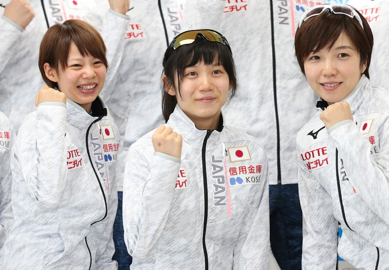 平昌五輪代表に選ばれて笑顔を見せる(左から)高木菜、高木美、小平=佐々木順一撮影