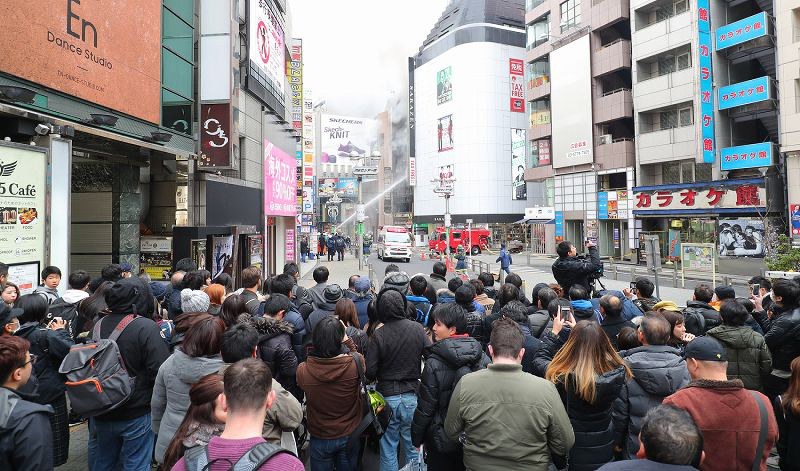 火災 渋谷センター街のビルから出火 写真特集9 10 毎日新聞