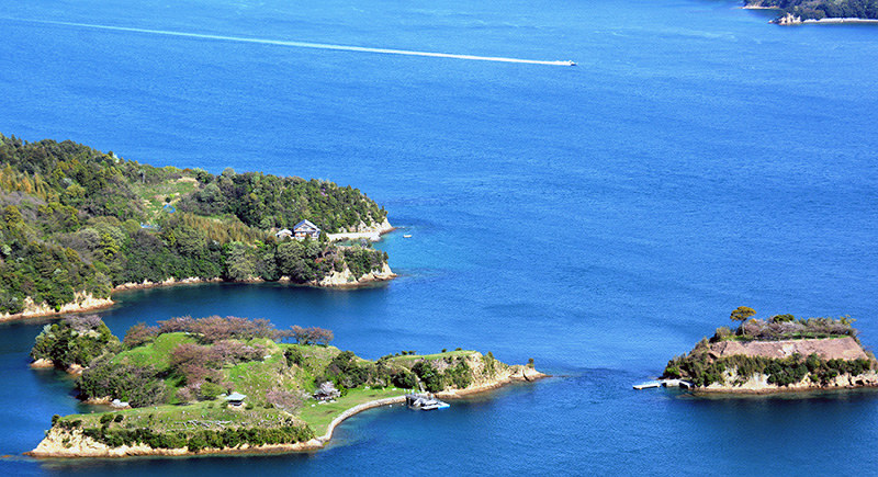 能島村上水軍の本拠地「能島城」があった能島(手前左)と鯛崎島(同右)=愛媛県今治市宮窪町宮窪で、松倉展人撮影