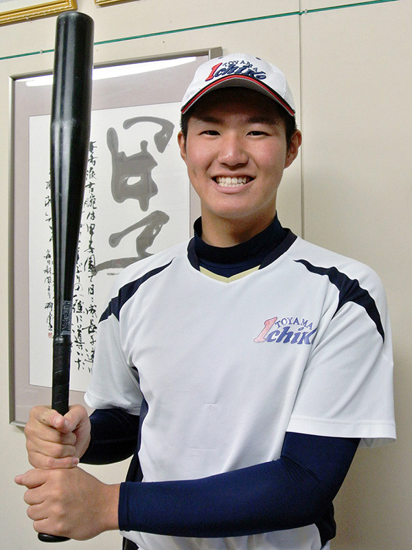 2020年東京五輪の開会式の日に20歳になる富山第一高校の島英士選手=富山市金泉寺の同校グラウンドで、青山郁子撮影