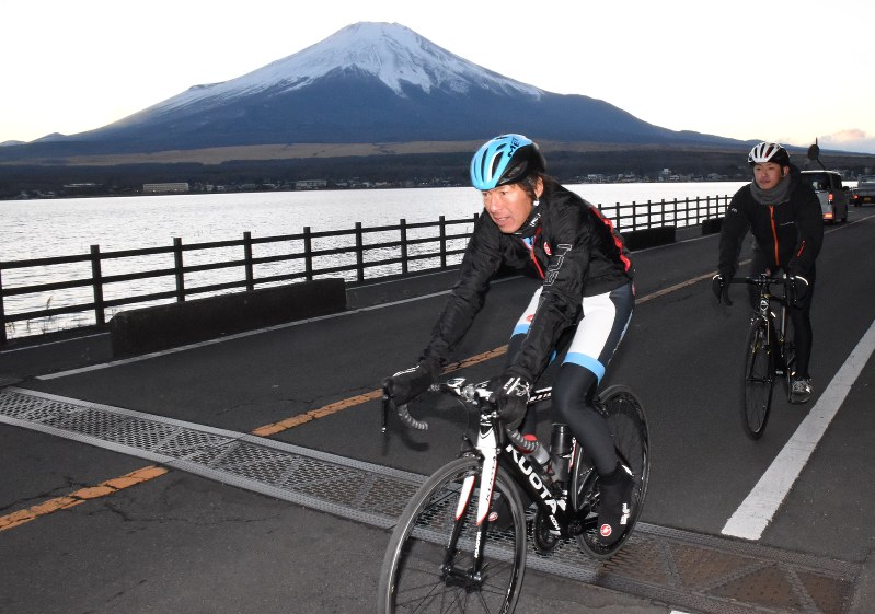 富士山が見える候補コースを自転車で走る今中さん(左)と滝川記者=山中湖村で