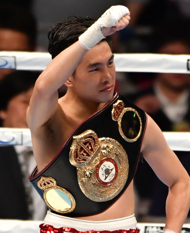 観客の声援に応える井岡=エディオンアリーナ大阪で2017年4月23日、三浦博之撮影