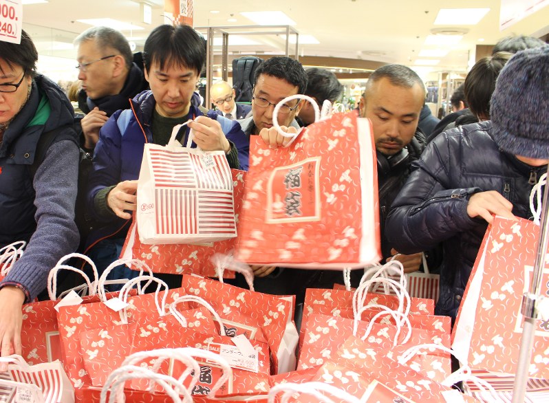 初売り 新春のお楽しみ 元日に１万人が行列 そごう横浜店 神奈川 毎日新聞