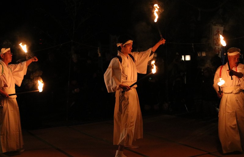 夜のとばりの中、たいまつを持って演じた火神舞