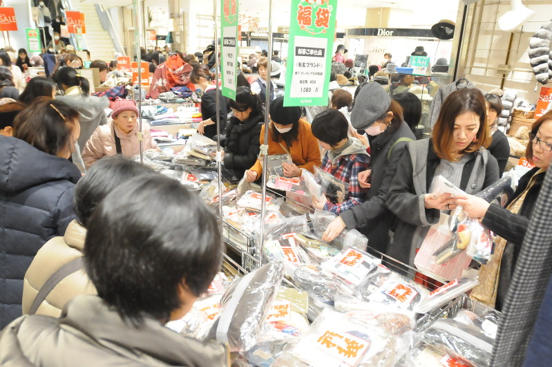初売り 新年 街にぎわう 小倉井筒屋 ５５００人行列 福岡 毎日新聞