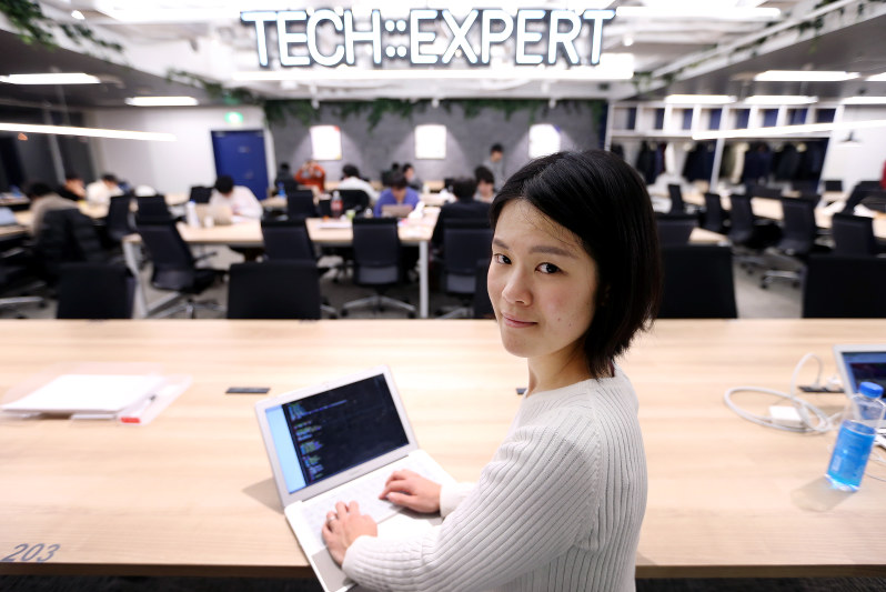 テックエキスパートの受講者は1年で3倍に増えた。通訳を目指していた大木彩さんは昨年、ここに連日通って新たなスキルを身につけ、エンジニアに転身した=東京都渋谷区で、小出洋平撮影