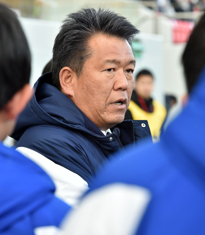 選手に指示を出す中部大春日丘の宮地真監督=東大阪市花園ラグビー場で1日、平川義之撮影