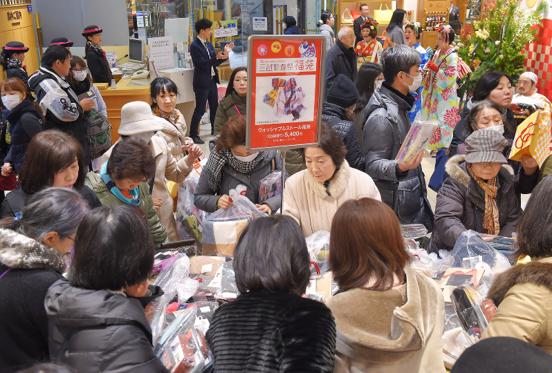 初売り 福岡の百貨店 福袋で豪雨被災地復興支援 毎日新聞