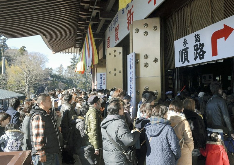 成田山新勝寺大本堂前に並ぶ大勢の初詣客=成田市の成田山新勝寺で2018年1月1日午前11時26分、近藤浩之撮影