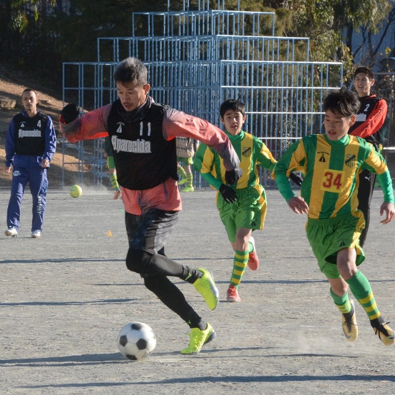 出身クラブの城内FCの初蹴りで汗を流す三浦知良選手(左から2人目)=静岡市葵区の葵小学校で2018年1月2日午前9時7分、松岡大地撮影