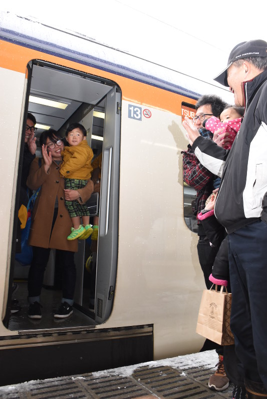 ｕターンラッシュ また来るね ピーク迎える 山形新幹線 乗車率最大１４０ 山形 毎日新聞