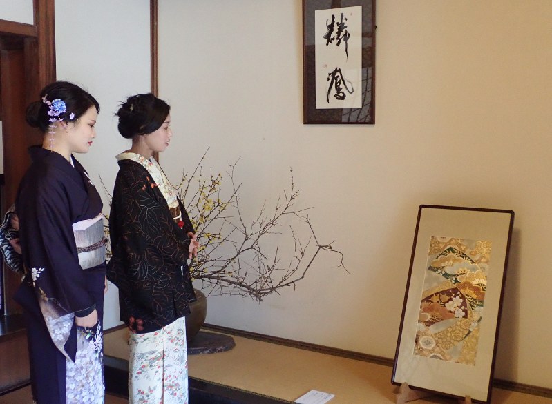 生け花、書とともに額装デザイン画が展示されている会場