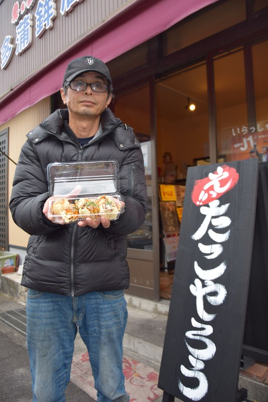 名物「たこ野郎」を手にする本多蒲鉾店の本多さん