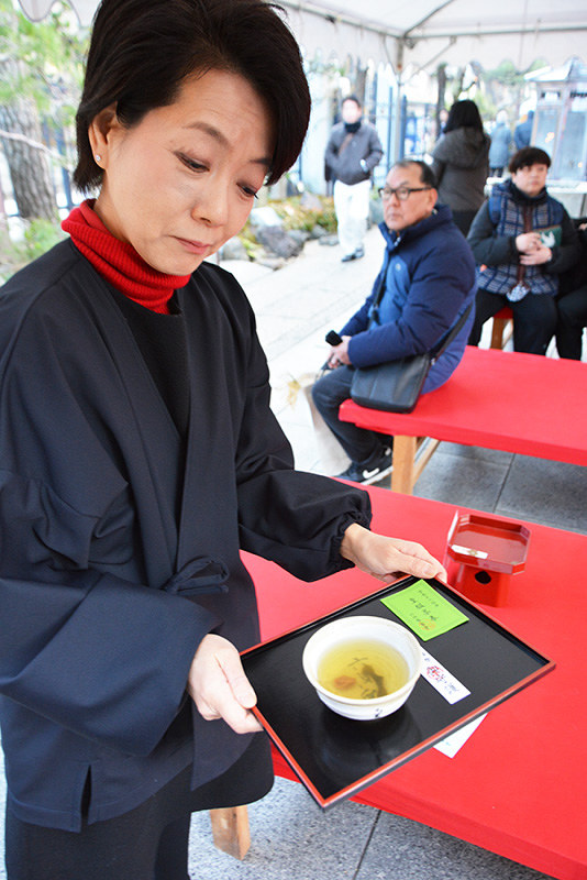 境内で振る舞われた皇服茶=京都市東山区の六波羅蜜寺で、中津川甫撮影