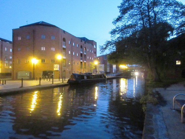英チェスターの城壁の外にある運河の夜景