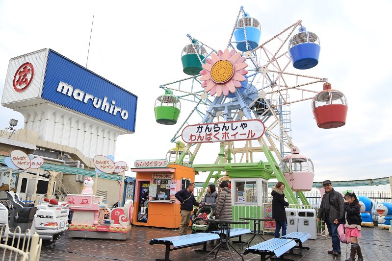 家族連れでにぎわう丸広百貨店川越店の屋上遊園地=2014年12月21日、大島英吾撮影