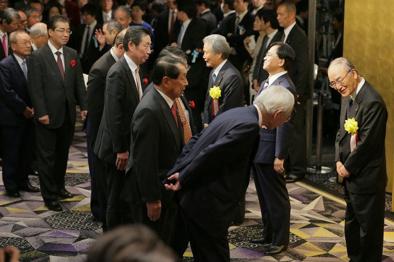 経済関係者を出迎える(右から)日本商工会議所の三村明夫会頭、経済同友会の小林喜光代表幹事、経団連の榊原定征会長=東京都千代田区で5日午後、和田大典撮影