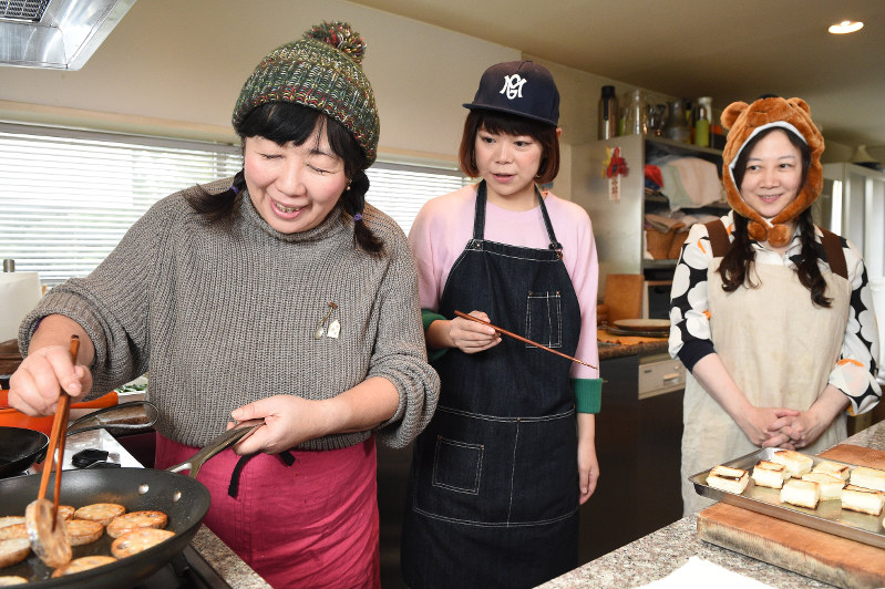 週刊サラダぼうる おかん飯 西原理恵子と枝元なほみ 今回の料理 餅カナッペ ショウガ焼き 白あえ 写真特集9 21 毎日新聞