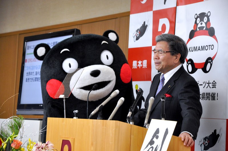 「かわいい子には旅をさせます」と話す蒲島知事=熊本市中央区の熊本県庁で2018年1月4日午前11時13分、野呂賢治撮影