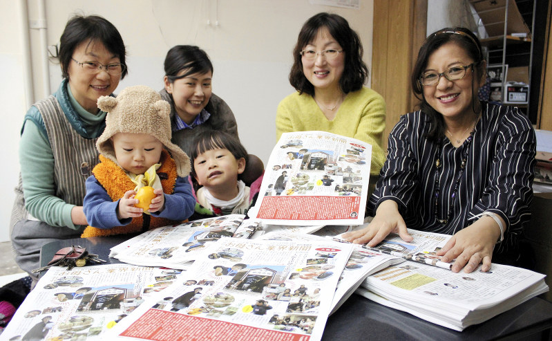 「月刊お母さん業界新聞 大阪版」創刊準備と宇賀さん(右から2人目)とメンバーら=大阪市平野区長吉長原東で2017年12月28日、山本夏美代撮影