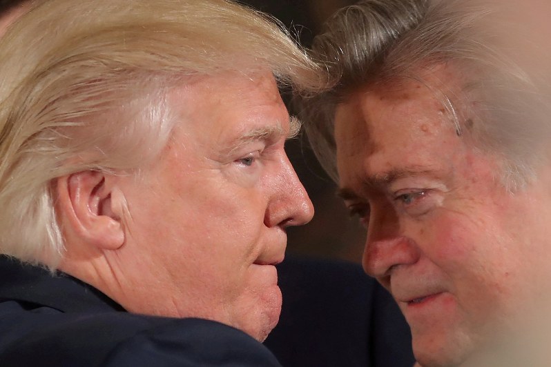 トランプ米大統領(左)とバノン氏=ロイター