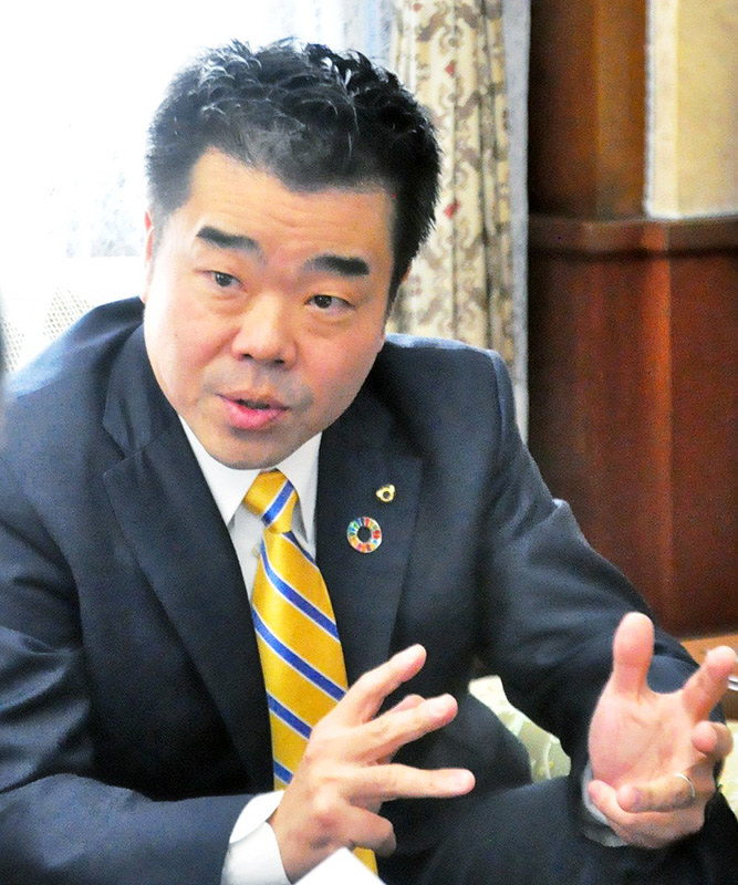 インタビューに応じる三日月大造滋賀県知事=滋賀県庁で、大原一城撮影