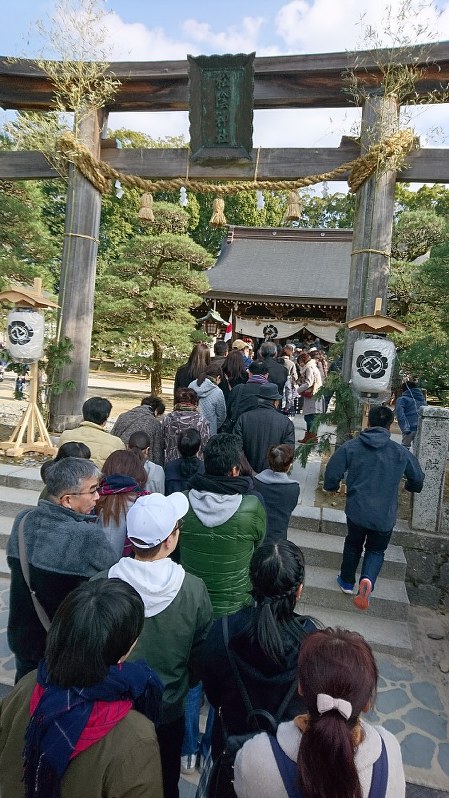 松陰神社には初詣客の長い列が=山口県萩市で2日、伊藤智永撮影