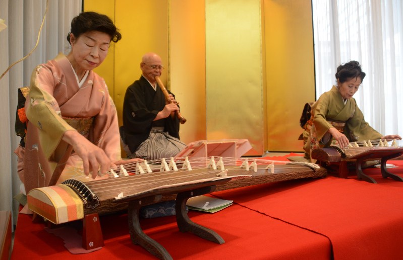 琴と尺八の演奏会 春の海 など８曲を披露 甲府 山梨中央銀 山梨 毎日新聞