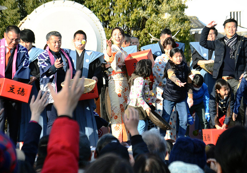 豆袋をまく晴れ着姿の女性や地元の小学生ら=広島県福山市丸之内1で、真下信幸撮影
