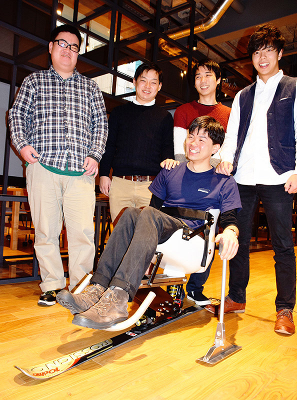 チェアスキーの開発に挑む学生たち。試乗して乗り心地も確かめている=石川県野々市市扇が丘の金沢工業大で、久木田照子撮影