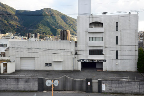 暴力団対策法に基づく使用制限がかかり、組員の出入りがなくなった工藤会本部事務所＝北九州市小倉北区神岳で