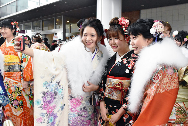 成人式 新成人ら飛躍誓い 県内各地 式典にぎわう 香川 毎日新聞