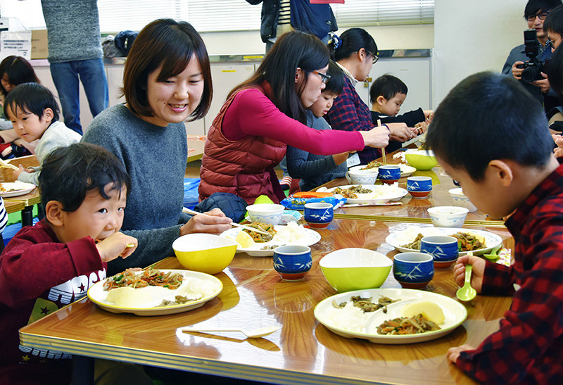 15種のアレルギー食材を除いたメニューを楽しむ参加者ら=滋賀県守山市下之郷3の市社会福祉協議会調理室で、衛藤達生撮影