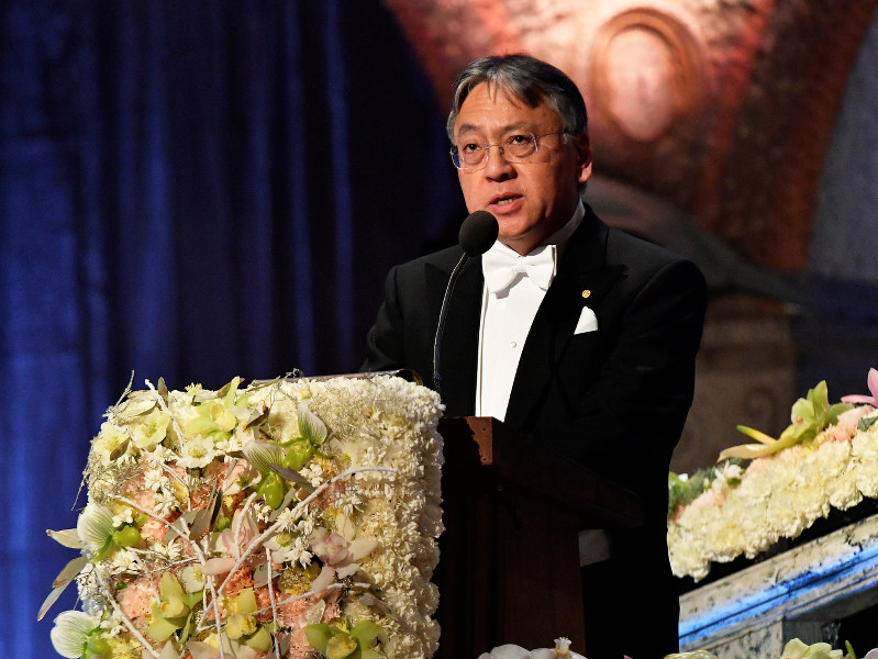 ノーベル賞授賞式後の晩さん会でスピーチするカズオ・イシグロさん=ストックホルムで2017年12月10日、ロイター