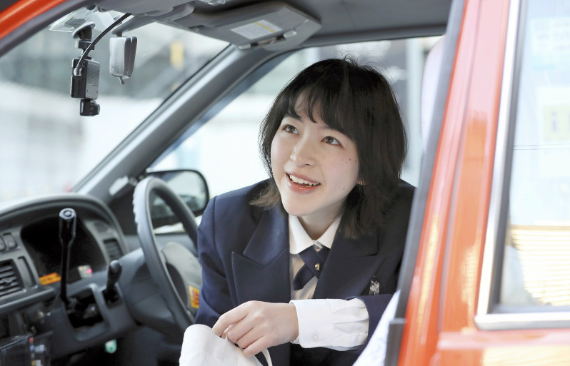 運転席で笑顔を見せる宇都宮桃子さん=東京都墨田区で、小川昌宏撮影